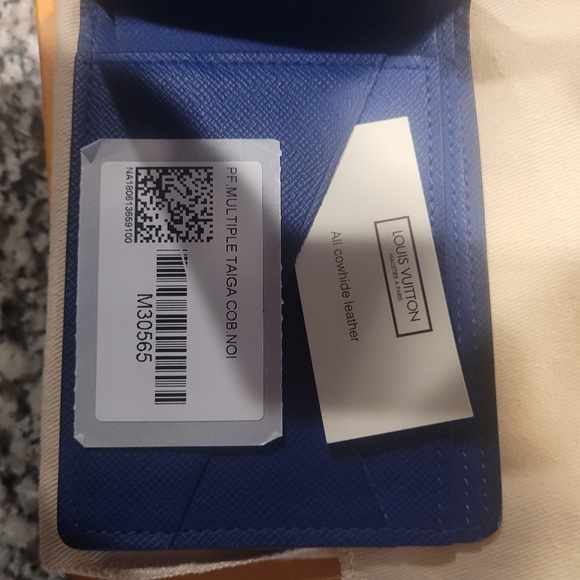 LOUIS VUITTON Taiga Portefeuille-Multiple Bill Compartment Folded wallet - Picture 3 of 8